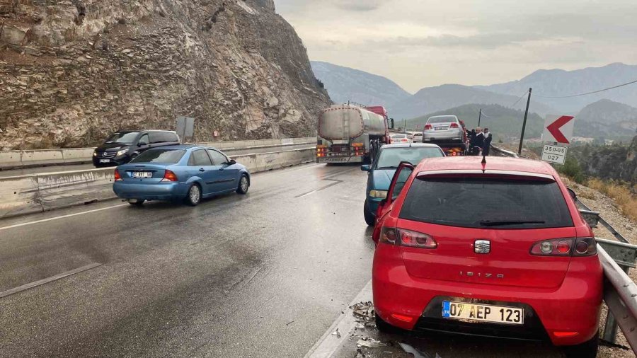 Antalya’da 5 Araçlı Zincirleme Kaza: Karayolunda Uzun Araç Kuyruğu Oluştu