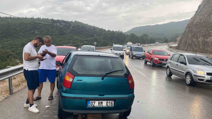 Antalya’da 5 Araçlı Zincirleme Kaza: Karayolunda Uzun Araç Kuyruğu Oluştu