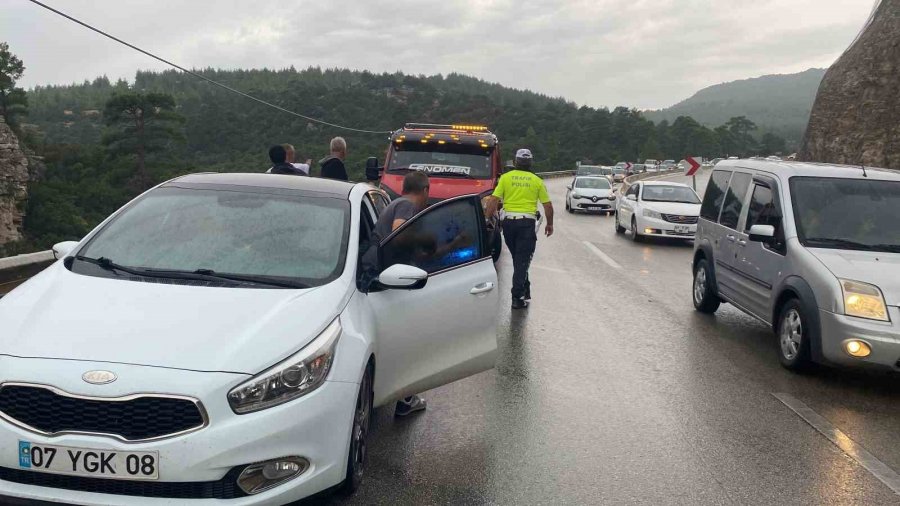 Antalya’da 5 Araçlı Zincirleme Kaza: Karayolunda Uzun Araç Kuyruğu Oluştu