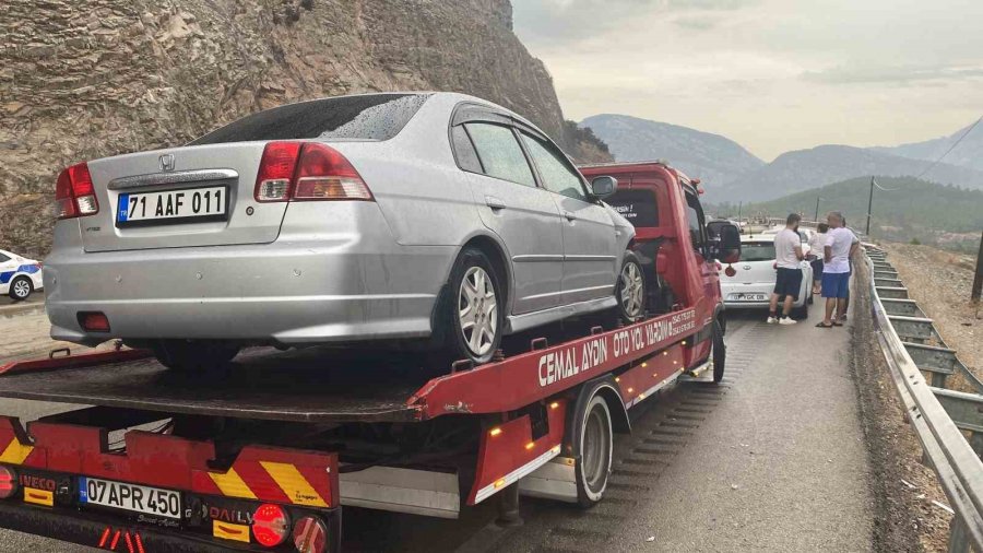 Antalya’da 5 Araçlı Zincirleme Kaza: Karayolunda Uzun Araç Kuyruğu Oluştu