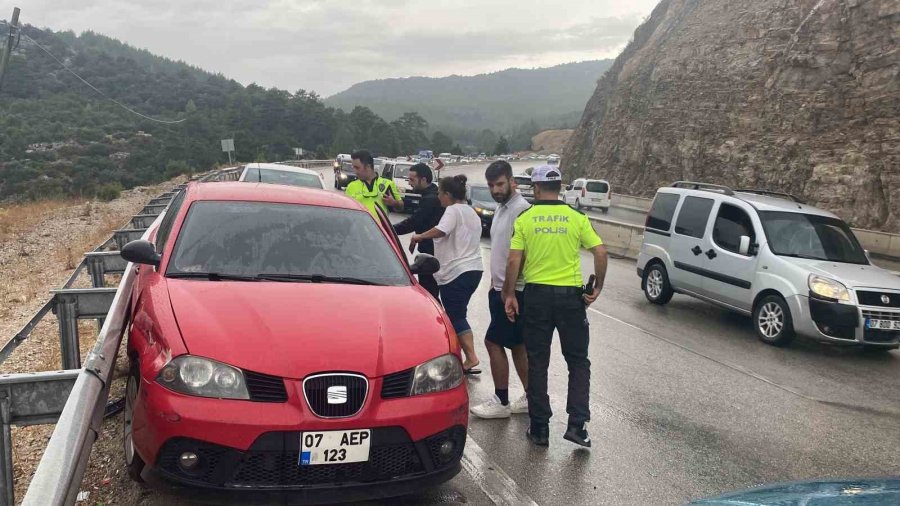 Antalya’da 5 Araçlı Zincirleme Kaza: Karayolunda Uzun Araç Kuyruğu Oluştu