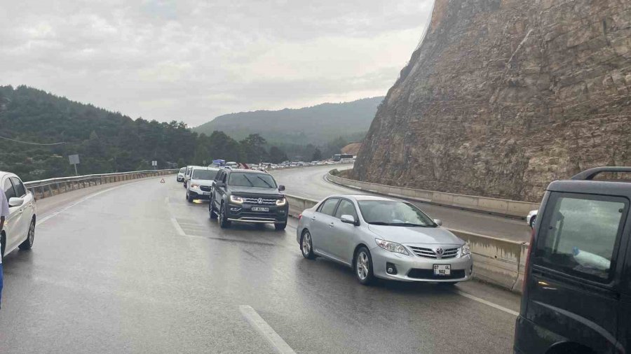 Antalya’da 5 Araçlı Zincirleme Kaza: Karayolunda Uzun Araç Kuyruğu Oluştu