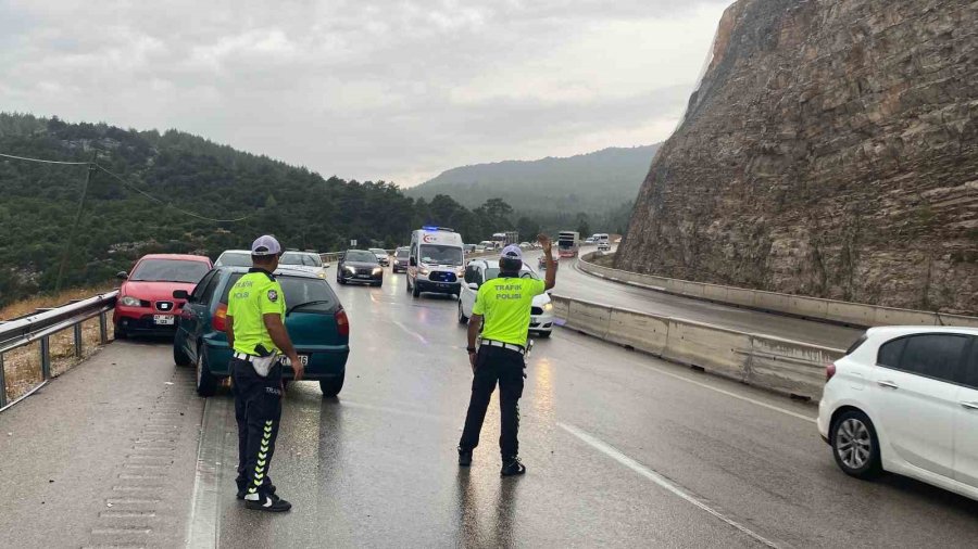 Antalya’da 5 Araçlı Zincirleme Kaza: Karayolunda Uzun Araç Kuyruğu Oluştu