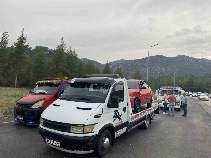 Antalya’da 5 Araçlı Zincirleme Kaza: Karayolunda Uzun Araç Kuyruğu Oluştu