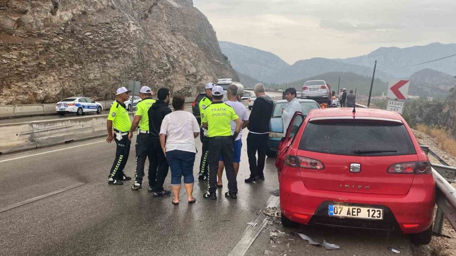 Antalya’da 5 Araçlı Zincirleme Kaza: Karayolunda Uzun Araç Kuyruğu Oluştu