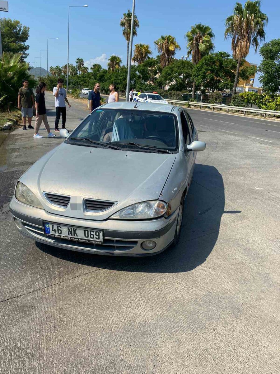 Plakasız Motosiklet Otomobile Çarptı: 2 Yaralı