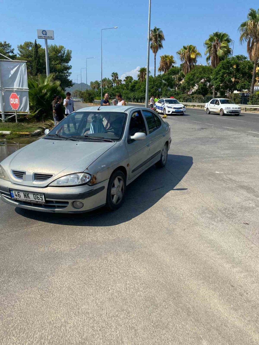 Plakasız Motosiklet Otomobile Çarptı: 2 Yaralı