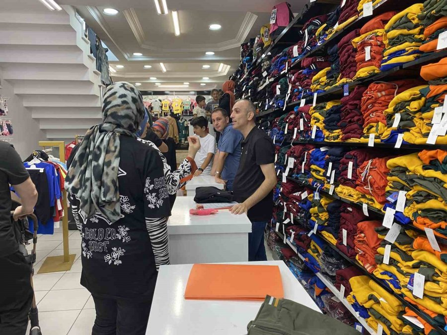 Okul Alışverişini Son Güne Bırakanlar Mağazalarda Yoğunluk Oluşturdu