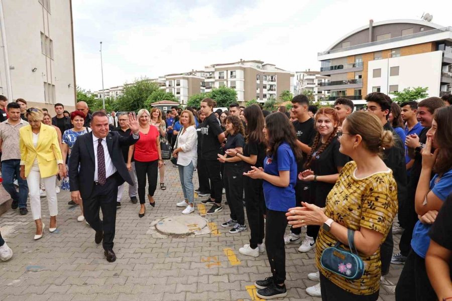 Başkan Böcek Yeni Eğitim Öğretim Yılını Öğrencilerle Karşıladı