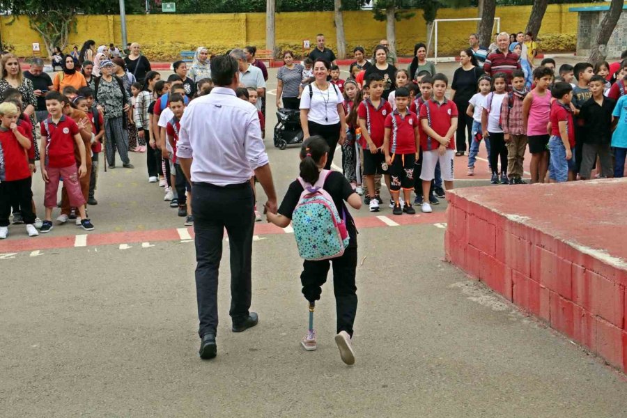 13 Günlükken Sol Bacağı Kesilen Özge, Protez Bacağıyla Okula Gelip Ders Başı Yaptı