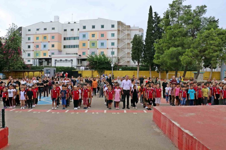 13 Günlükken Sol Bacağı Kesilen Özge, Protez Bacağıyla Okula Gelip Ders Başı Yaptı