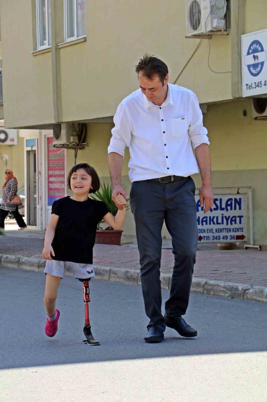 13 Günlükken Sol Bacağı Kesilen Özge, Protez Bacağıyla Okula Gelip Ders Başı Yaptı