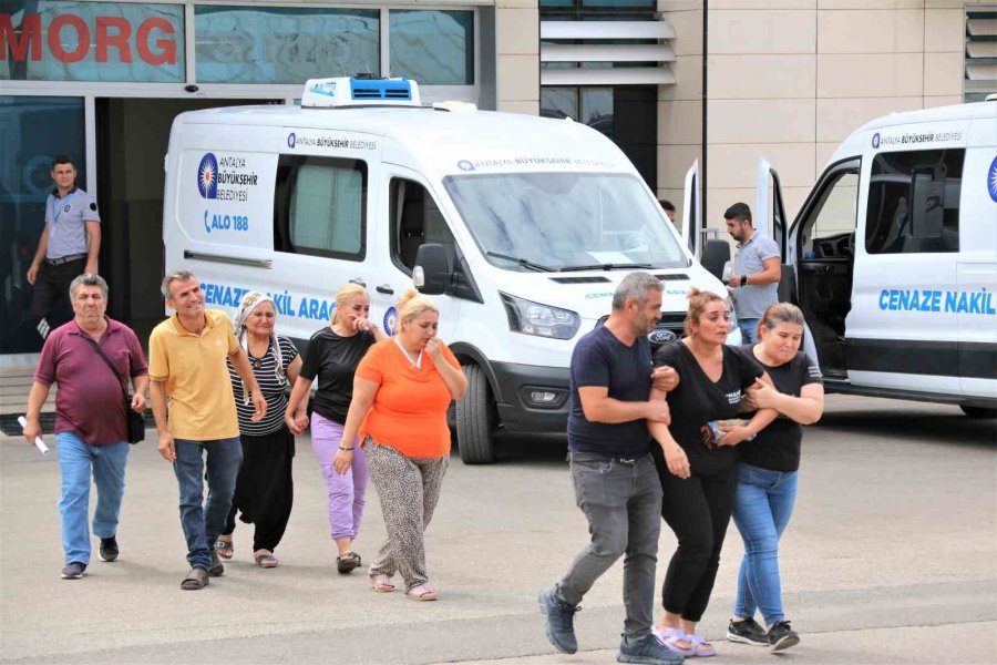 Antalya’da 3 Genç İçin Gözyaşları Sel Oldu, Aile Kapatılan Yola Tepki Gösterdi