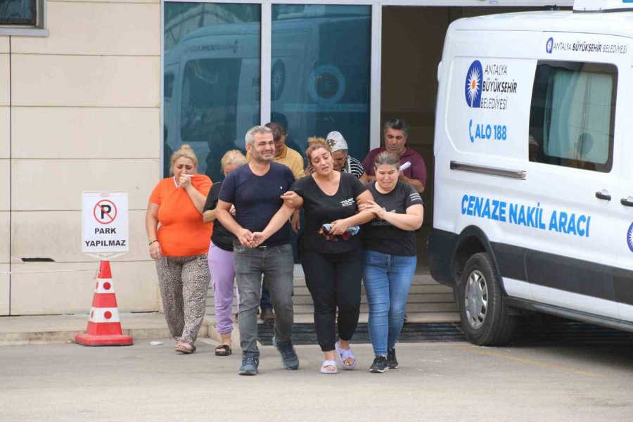 Antalya’da 3 Genç İçin Gözyaşları Sel Oldu, Aile Kapatılan Yola Tepki Gösterdi