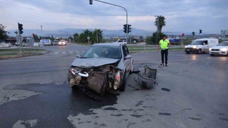 Antalya’da Kırmızı Işık İhlali Hastanede Bitti:3 Yaralı