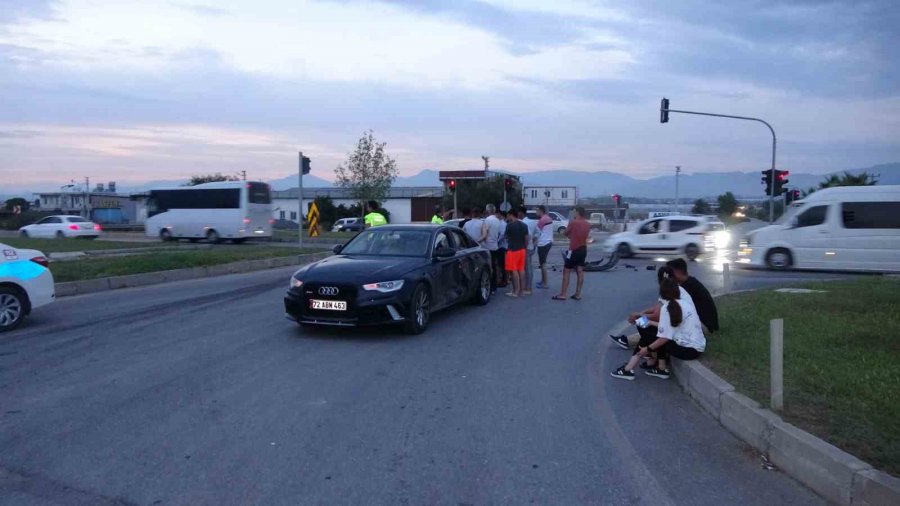 Antalya’da Kırmızı Işık İhlali Hastanede Bitti:3 Yaralı