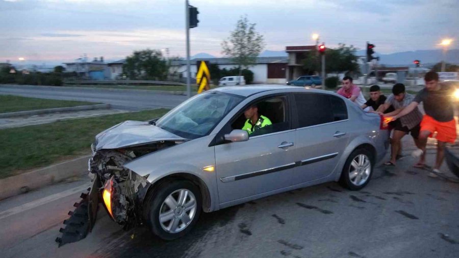 Antalya’da Kırmızı Işık İhlali Hastanede Bitti:3 Yaralı