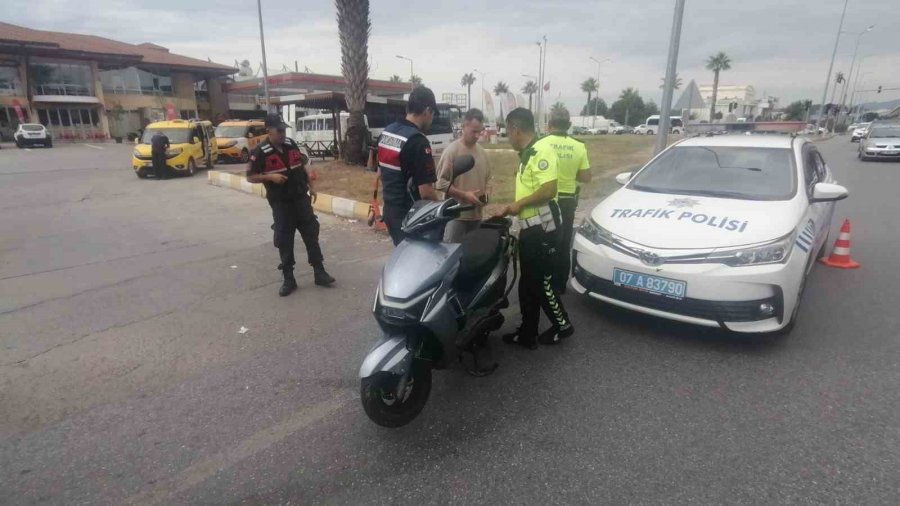 Antalya’da Otomobil Motosikletle Çarpıştı: 2 Yaralı