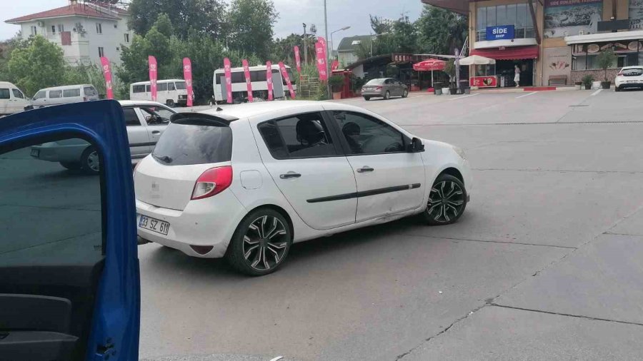 Antalya’da Otomobil Motosikletle Çarpıştı: 2 Yaralı