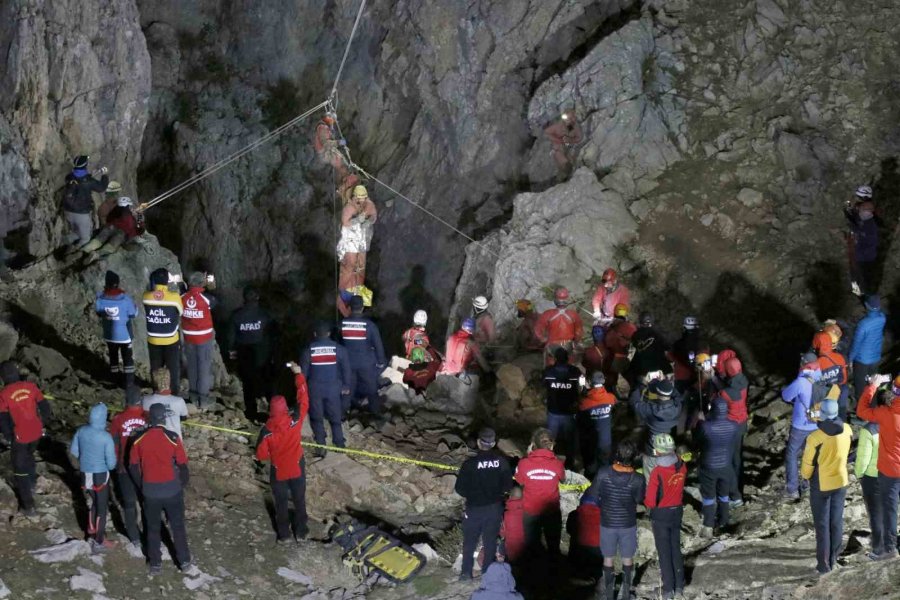 Mide Kanaması Geçiren Abd’li Bilim Adamı 9 Gün Sonra Mağaradan Çıkartıldı