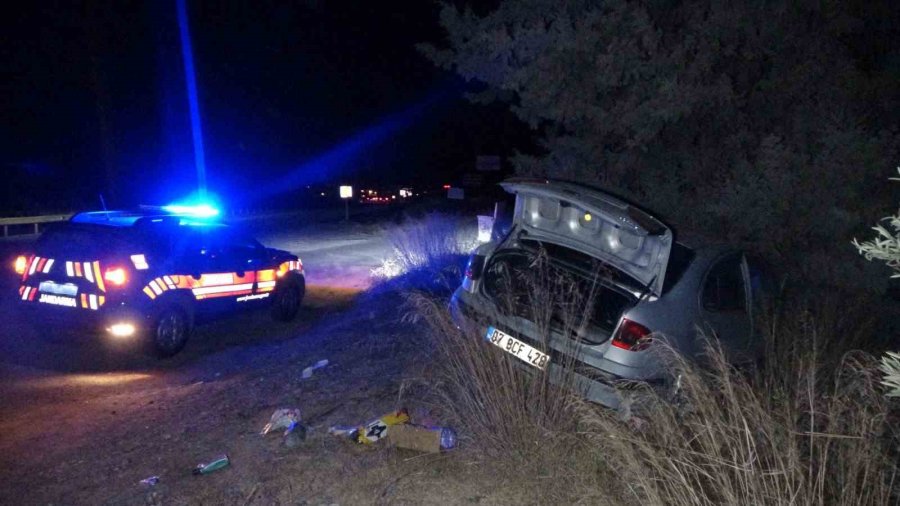 Ağaca Çarparak Tarlaya Düşmekten Son Anda Kurtuldu