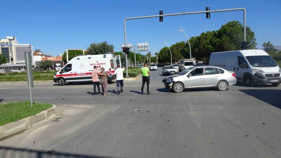 Otomobiller Çarpıştı, Sürücülerin Eşleri Yaralandı