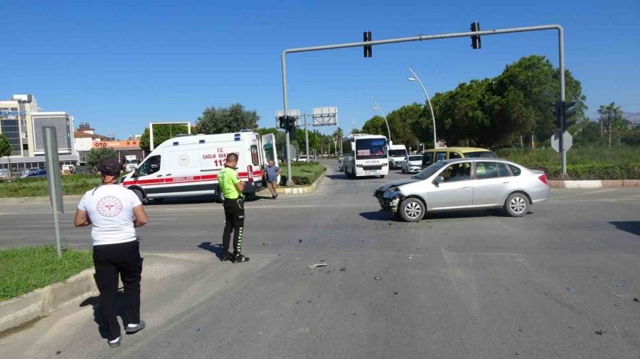 Otomobiller Çarpıştı, Sürücülerin Eşleri Yaralandı