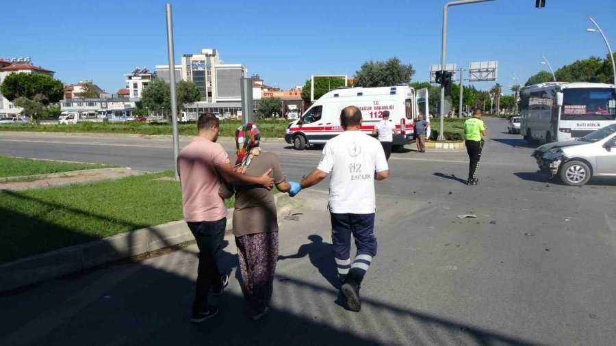 Otomobiller Çarpıştı, Sürücülerin Eşleri Yaralandı