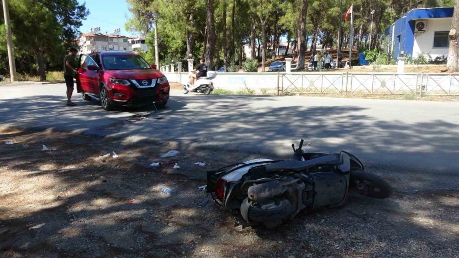 Motosikletli Kurye Kazadan Yaralı Olarak Kurtuldu