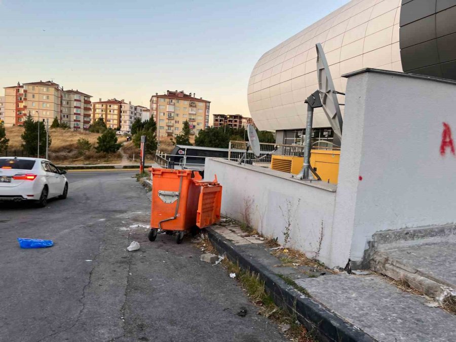 Kırık Konteyner Değiştirilmeyi Bekliyor