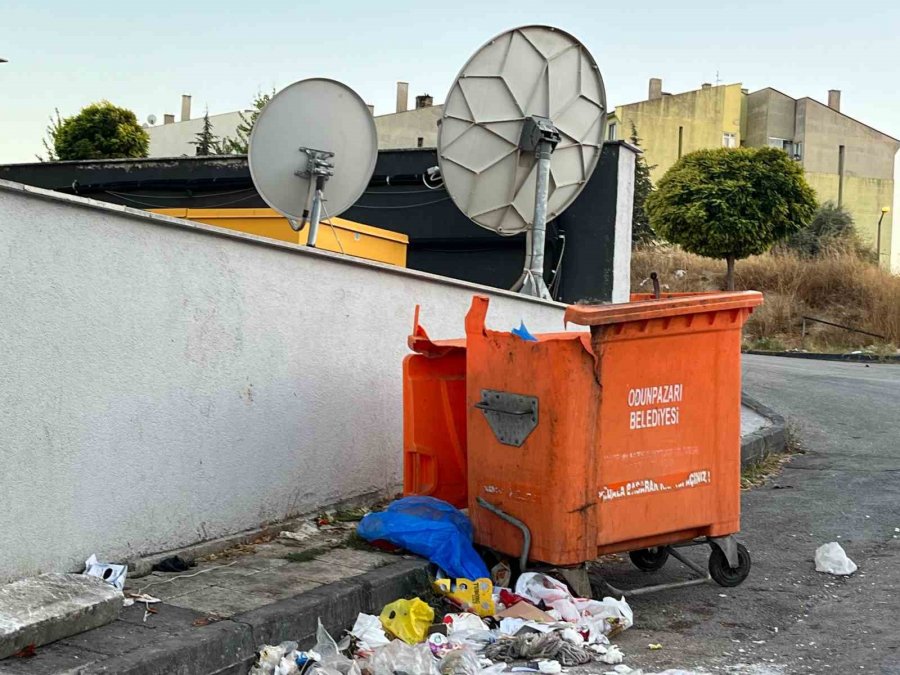 Kırık Konteyner Değiştirilmeyi Bekliyor