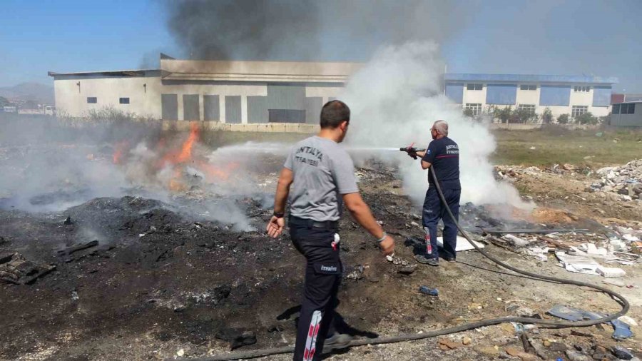 Sanayi Sitesinde Hurdalık Yangını Esnafı İsyan Ettirdi