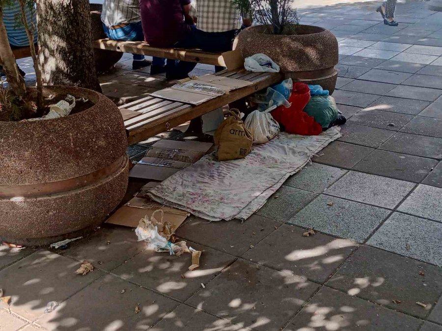 Bu Adam Yaklaşık 2 Aydır Sokakta Kalıyor