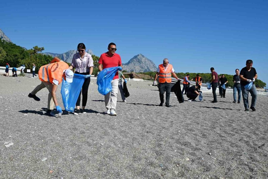 Dünya Temizlik Günü’nde Kemer’de Sahil Temizliği