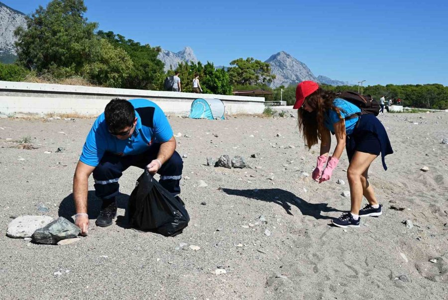 Dünya Temizlik Günü’nde Kemer’de Sahil Temizliği