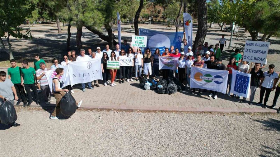 Dünya Temizlik Günü’nde Kemer’de Sahil Temizliği