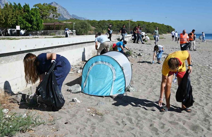 Dünya Temizlik Günü’nde Kemer’de Sahil Temizliği