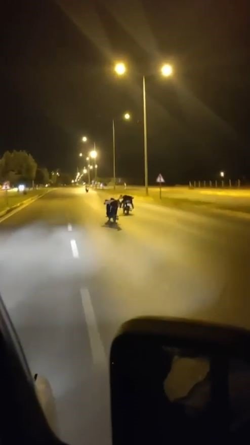 Trafik Magandalarının Tehlikeli Motosiklet Yolcuğu Kamerada