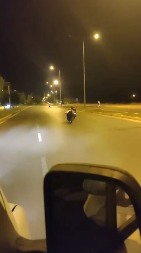 Trafik Magandalarının Tehlikeli Motosiklet Yolcuğu Kamerada