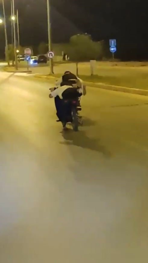 Trafik Magandalarının Tehlikeli Motosiklet Yolcuğu Kamerada