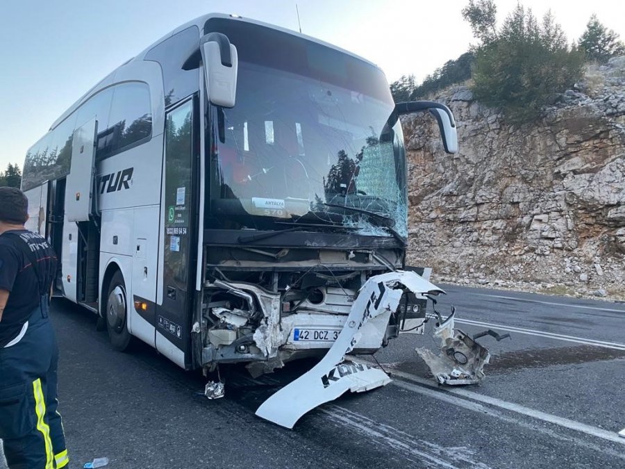 Antalya’da Yolcu Otobüsü İle Otomobil Kafa Kafaya Çarpıştı: 1 Ölü, 5 Yaralı