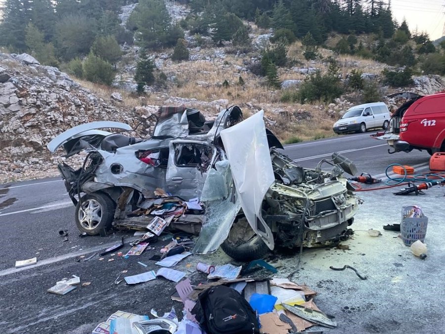 Antalya’da Yolcu Otobüsü İle Otomobil Kafa Kafaya Çarpıştı: 1 Ölü, 5 Yaralı