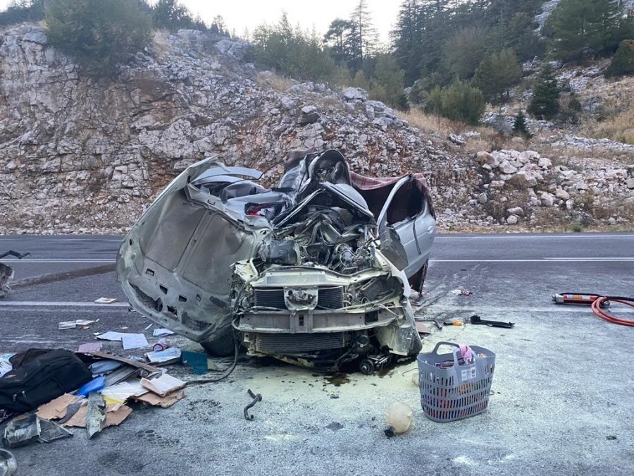 Antalya’da Yolcu Otobüsü İle Otomobil Kafa Kafaya Çarpıştı: 1 Ölü, 5 Yaralı