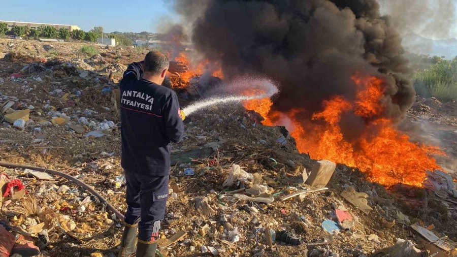 Sanayi Atıkları Alev Alev Yandı, Gökyüzünü Duman Kapladı