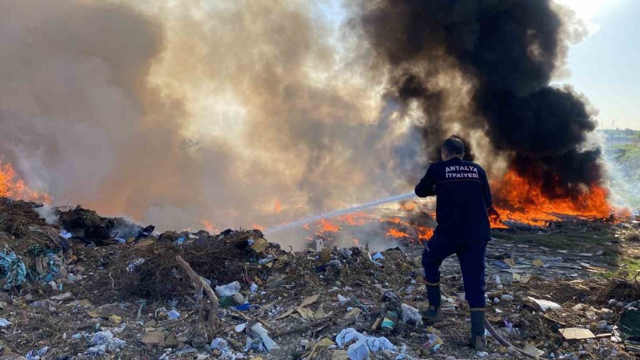 Sanayi Atıkları Alev Alev Yandı, Gökyüzünü Duman Kapladı