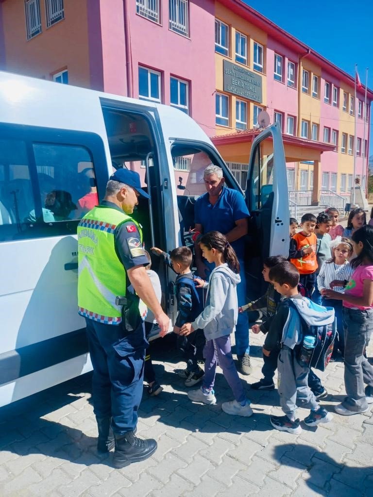 Jandarma Okul Servis Araçlarını Denetledi