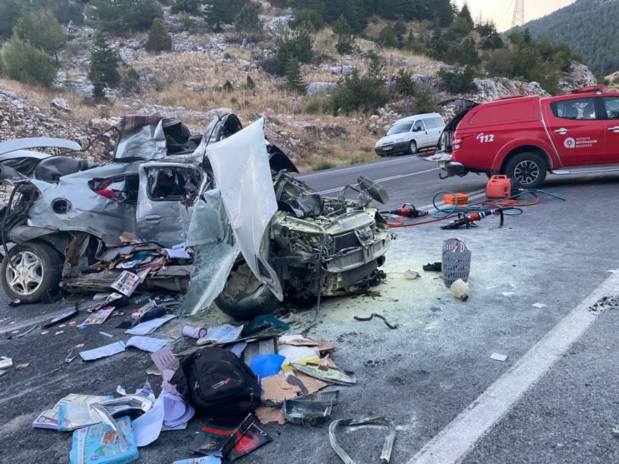 Antalya’da 1 Kişinin Öldüğü, 5 Kişinin Yaralandığı Kaza Kamerada