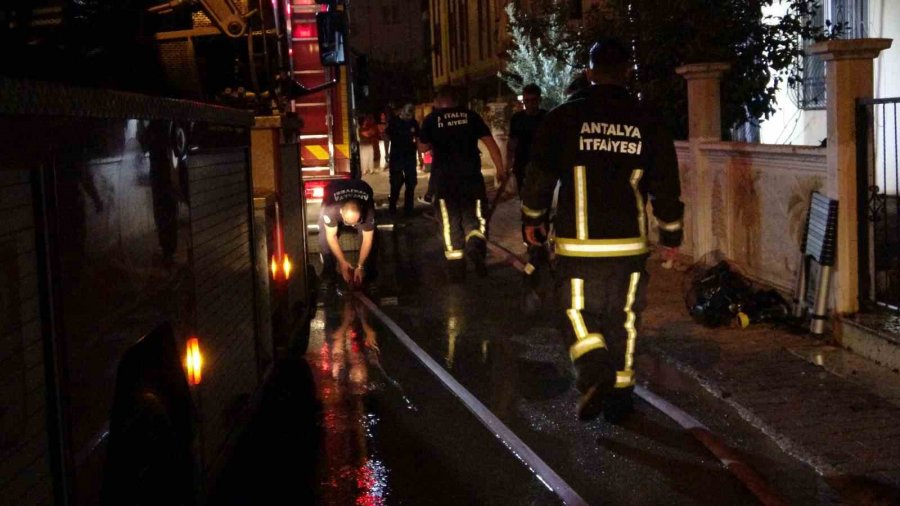 Antalya’da Çatı Katı Alev Alev Yandı, Mahalleli Sokağa Döküldü