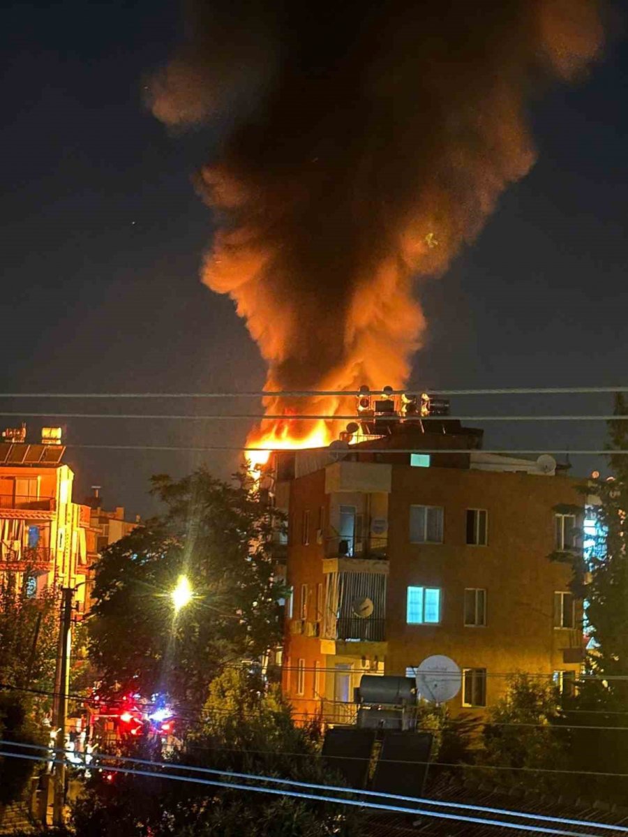 Antalya’da Çatı Katı Alev Alev Yandı, Mahalleli Sokağa Döküldü