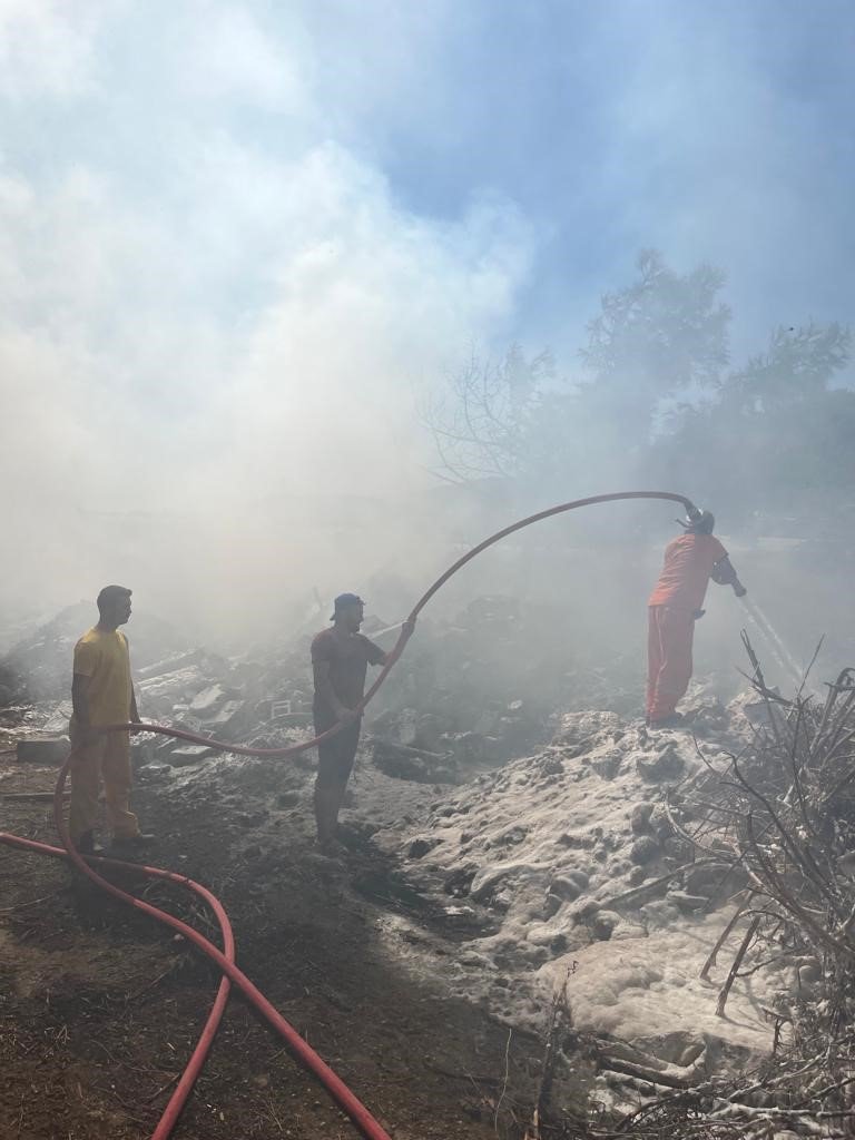 Gazipaşa’da Dere Kenarına Bırakılan Çöpler Alev Aldı